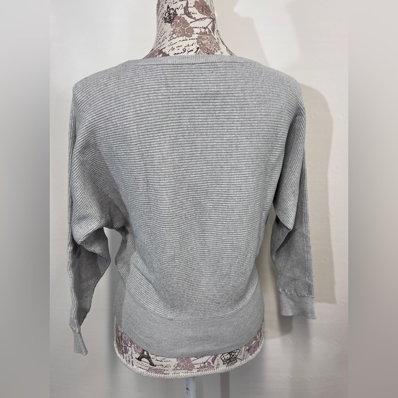 🛍️CARMEN MARC VALVO Light gray bat wing sweater size S. - Picture 6 of 12